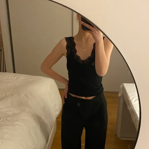 Kostymbyxor  - Asymmetriska kostymbyxor från zara storlek S. Helt oanvända endast provade, lapp finns kvar. Säljer då de är för långa. 