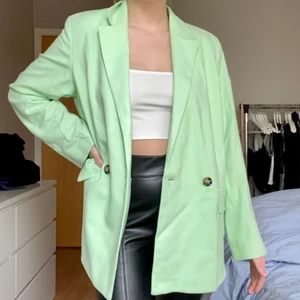 WEEKDAY GRÖN KAVAJ - Grön kavaj från WEEKDAY, knappt använd. Är i storlek 36 men kan nog passa både större och mindre beroende hur man vill att den ska sitta. Säljs för 170kr + frakt 