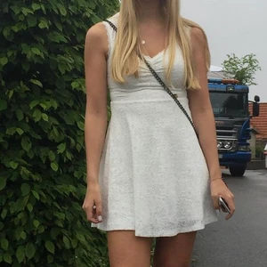 Vit klänning - Säljer min klänning som jag hade på min student! I fint skick! Passar till student, skolavslutning eller till vardags! Är superskön 🤍