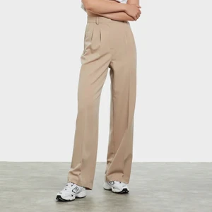 Bik Bok kostymbyxor  - Jätte fina Bik Bok kostymbyxor storlek 36 i färgen ljusbrun/beige, har använt två gånger men kan inte ha dom längre därför säljer jag dessa jätte fina byxor. Ny pris: 500kr mitt pris: 350kr+frakt 