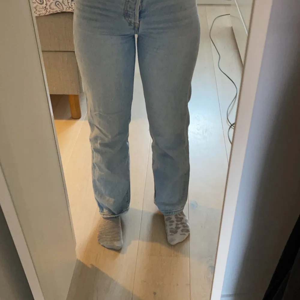 fina levis jeans i modellen ribcage. köptes sommarn 2020 men fortfarande fint skick. går att ta bort resorbandet i midjan. Jeans & Byxor.