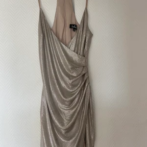 Guld klänning  - Guld klänning i storlek M, kort i modellen. Endast använd en kväll. 