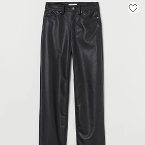 H&M byxa i fuskläder stl. 40 - Skit snygga vida skinnbyxor från H&m i storlek 40. Jag är ca 163cm lång. Jag har bara använt dom 1 gång och är i fullt skick. Säljer dom på grund av att jag köpte för stor storlek. Frakten ingår inte i priset och om fler är intresserade så blir det budgivning 🥰