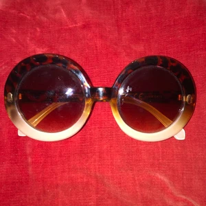 solglasögon - snygga runda solglasögon! 🥯🍰