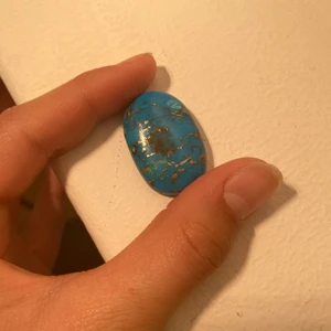 Sten  - Snygg sten i nyskick direkt från Desert Design som aldrig är använd! Har en massa andra annonser där jag säljer ännu mer stenar så om ni är intresserade kan ni gärna gå in och kolla! Kan fixa så att det finns borrade hål om man hellre vill ha den som en pärla till ett smycke, men säg bara till isåfall var ni vill ha hålet;) köparen står för frakt 