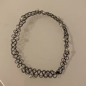 Choker - En choker med pärlor! Köparen står för frakten!