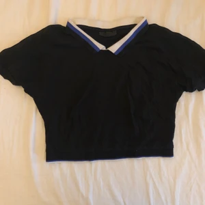 Cute crop top 🌸 - I använt skick, kragen är något urtvättad men tycker inte att det är något som stör. Något transparenta ärmar, se bild. 