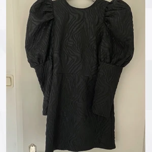 Klänning med puffärm - Klänning från Gina Tricot. Helt ny och oanvänd! 😍