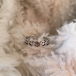 Smiley ring - Skitcool smiley ring som är Justerbar👍💖 frakt ligger på 11kr💕