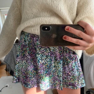 kjol/ off shoulder topp  - Sjukt söt kjol som jag även använt som off shoulder topp (bild 2)!! Barnstorlek 146/152 men funkar jättebra som XXS-XS💞 skriv för fler bilder/ mer info!