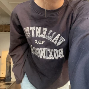 Vintage sweetshirt - Säljer min ursnygga vintage sweetshirt! Mörk/marin blå! Den är oversize på mig som i vanligtfall är S! 