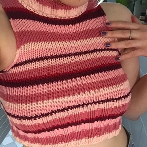 Stickad top - Supersöt polotröja/linne. Säljer p.g.a för liten. Finns en liten fläck på framsidan men man ser den inte tydligt. Passar nog bäst på en xs-s. Skriv privat för fler bilder.                                                                            Frakt ingår ej🤍