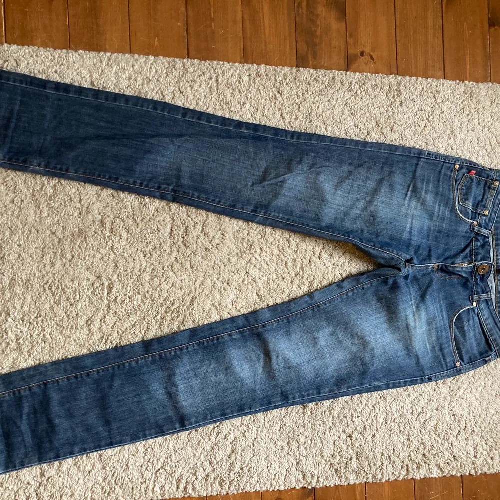 lågmidjade raka jeans ifrpn gina tricot! gammal modell!💗💗 har inga bilder på då de är förstora för mig som är en XS! längden är dock bra (lite långa) på mig som är 165 och har en innerbenslängd på 75cm💗💗💗 . Jeans & Byxor.