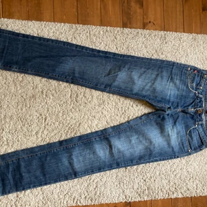 blåa lågmidjade raka jeans! - lågmidjade raka jeans ifrpn gina tricot! gammal modell!💗💗 har inga bilder på då de är förstora för mig som är en XS! längden är dock bra (lite långa) på mig som är 165 och har en innerbenslängd på 75cm💗💗💗 