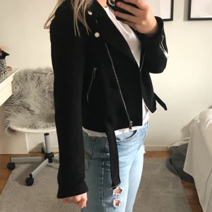 Mocka bikerjacka - Säljer denna supersnygga svarta bikerjacka i mockaimitation från Nelly! Superskön och fin nu till våren som närmar sig💘🥰 Orginal pris 600 kr! 