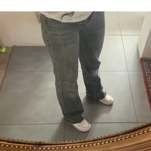 Gråa zara jeans - Säljer dessa slutsålda zara jeans med slitningar vid fickorna (de är alltså inte dom gråa zara jeansen som är väldigt högmidjade) utan dessa är normala i midjan skulle jag säga , alltså nånstans mellan lågmidjade och högmidjade!!! Har inte klippt av de så dom är i vanlig längd och passar ända till de som är runt 1,70 !! Men även kortare och du vill ha de lite för långa!! Kund står för frakt (66kr) 💕