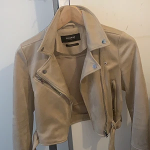 Beige mocka jacka - Beige mocka jacka använt flera gånger men den ser så gott som ny ut 