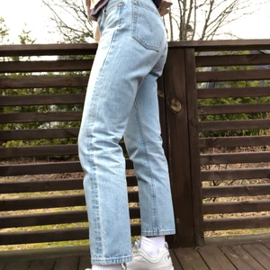 Levis 501 - Levis 501 crop. W23 L26 Köpta för nån månad sedan, knappt använda då de inte är min stil. Nypris 1100. Köpare står för frakt 