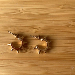 Örhängen - Hittade de här så fina nitörhängerna som tyvärr inte kommer till användning längre💕💕