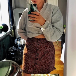 Leoparmönstard kjol 😻 - Ej använd pga för stor! Midjehög och supersnygg! 🥰 Svarta knappar längst hela kjolens framsida. Tunnt jeansmaterial 💋💃🏼 