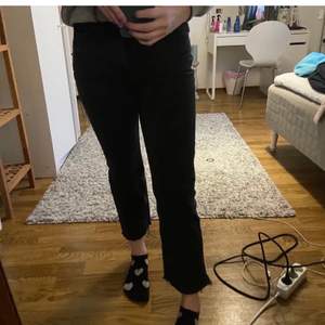 Svarta Zara jeans med rak passform och med som lite sliten stil nedtill (fransiga tror jag de kallas) 💛fraktar eller möts upp i STHLM! 