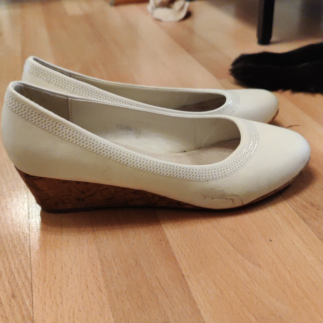 Vita shilklackar. - 23