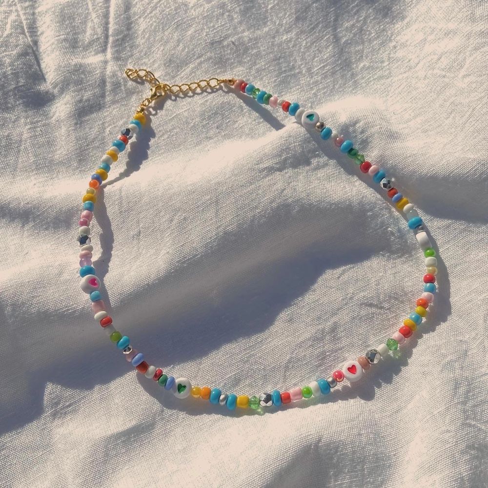 Handgjort pärlhalsband med blandade pärlor☺️ Nu när våren närmar sig passar färgglada smycken perfekt💛💜💙  LOVIS halsband🤩 Endast 75kr Frakt på 12kr tillkommer❤️ På andra bilden bär jag halsbandet på minsta storleken☺️. Accessoarer.