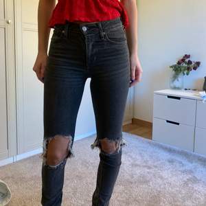 Säljer dessa grå/svarta Levis jeans med hål på knäna. Modellen är high rise skinny i storlek 24 (jag är 165 cm och dom är något långa). Väldigt gott skick.✨