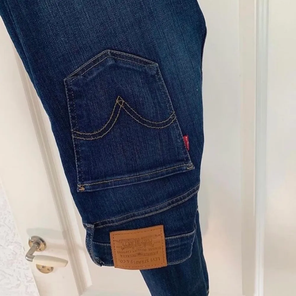 Nästan oanvända Levis jeans i storlek 25/30, skulle säga att de passar 32 & 34, XXS/XS. Modellen är “mile high super skinny.” De är köpta för 1199kr och ni kan buda i kommentarerna från 275kr.. Jeans & Byxor.