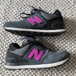 New balance 574 - Säljer mina fina new balance 574, använda Max 5 gånger. Normala i storlek. Skickar gärna, men köparen står för frakten💫