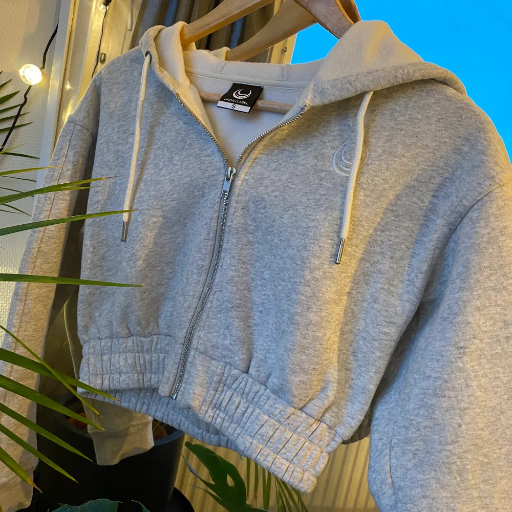 Storlek S, de två första bilderna är lånade från lazulilabel där jag köpte den! Fel storlek för mig. . Hoodies.