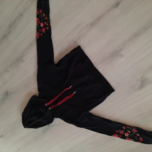 Croppad hoodie strl XS - En jättefin hoodie från new yorker i strl xxs/xs i jättefint skick💗 frakt 50kr!