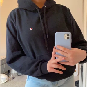 Svart Champion Hoodie - Säljer min svarta champion hoodie då jag ej använder den längre💓 Storlek M 