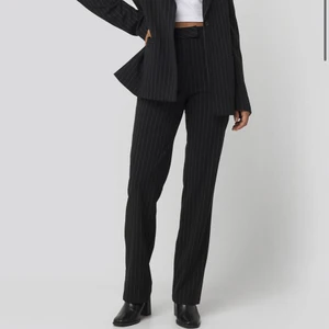 Randiga kostymbyxor  - Ett par supersnygga kostymbyxor från Nicci Hernestig X NAKD kollektionen💘 De är långa i benen‼️ skitsnygga till fest⭐️ köparen står för frakten 💘