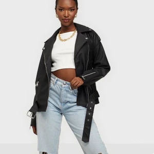 Skinnjacka från MISSGUIDED - En snygg skinnjacka i bra skick säljes. Köparen står för frakten! 💗 