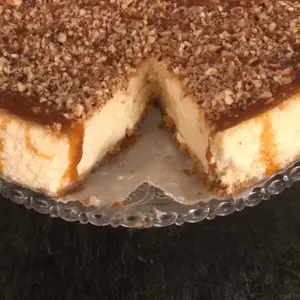 Cheesecake med hasselnötter och Carmel sås