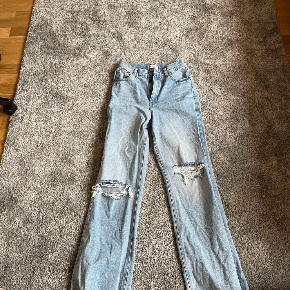 Säljer dessa eftertraktade zara jeans som är helt slutsålda. Endast använda 1 gång. Dessa är i storlek 36 och är ganska så långa i modellen🦋 Buda i kommentarerna😊. Jeans & Byxor.