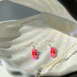 egentillverkade örhängen  - Söta egentillverkade örhängen. 🤍                       Säljer för 35 + 12kr i frakt!                                       