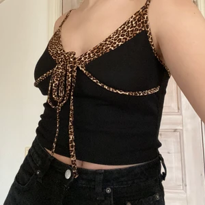 Leopardtopp - Svart topp med leoparddetaljer. Köpt på SHEIN för 80kr. Bra kvalitet men har inte kommit till användning. Storlek M, skulle säga att den passar S-M. PRIS: 50kr (+frakt 45kr) Kan mötas upp!