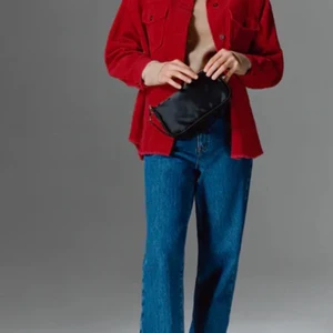 Jacka från zara - Ny jacka från zara, endast använd 1 gång men säljs då det inte riktigt är min stil. Skulle säga att den är lite oversized.