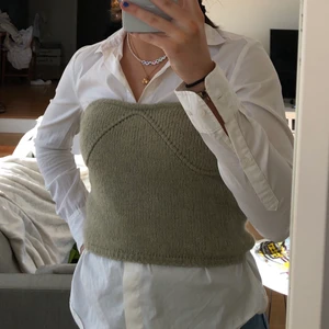 Grön stickad topp - Ljusgrön/grå stickad topp från zara, jättefin att ha både som linne och över skjorta eller T-shirt. Storlek S