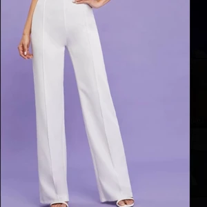 Vita kostymbyxor - Säljer dessa fina tygbyxor eftersom de tyvärr var förstora på mig, nyskick 💕 byxorna är i storlek S egentligen men skulle säga att de är medium