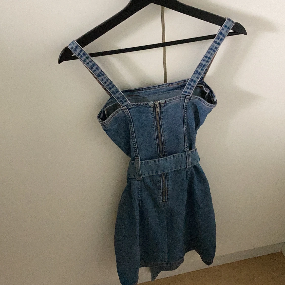 Klänning från hm sitter tight o bra i strl 32 jag är väldigt smal men sitter bra ändå! - 90