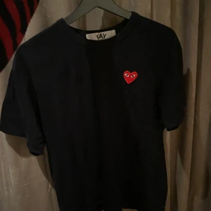Commes des garcons tshirt - Snygg och äkta comme des garcons tshirt köpt för ett år sedan på nk (har tyvärr inte kvitto) för 900kr säljer för 400kr. Inga defekter. Köpare står för frakt😊