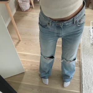 Extremt snygga byxor  - Sjukt snygga långa byxor, passar på mig som är 1,70. Buda från 100, frakt tillkommer💖