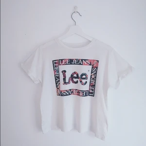 T-shirt - Supersnygg t-shirt köpt från Nelly i märket Lee Jeans. Endast använd en gång och så gott som ny!🥰 Sydd i tunt material, en topp perfekt för sommaren🌸🔥                                                          OBS: ifall ni är flera som visar intresse sker budgivning!                                                                                       Skriv om ni har några frågor eller önskar fler bilder📸                       