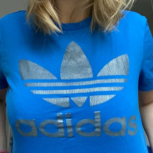 Adidas t-shirt - Välanvänd blå t-shirt från adidas💙 svin skön att bara slänga på sig å dega i, har kommit knappt kommit till användning på sista tiden💙 Köparen står för frakt💙