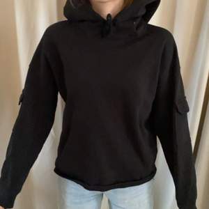Snygg svart hoodie med fickor på ärmen . Köparen står för frakt :)