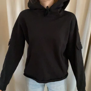 Jätte snygg svart hoodie med fickor  - Snygg svart hoodie med fickor på ärmen . Köparen står för frakt :)