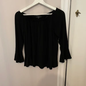 Svart offshoulder topp - Svart offshoulder topp i storlek S. Använt fåtal gånger.